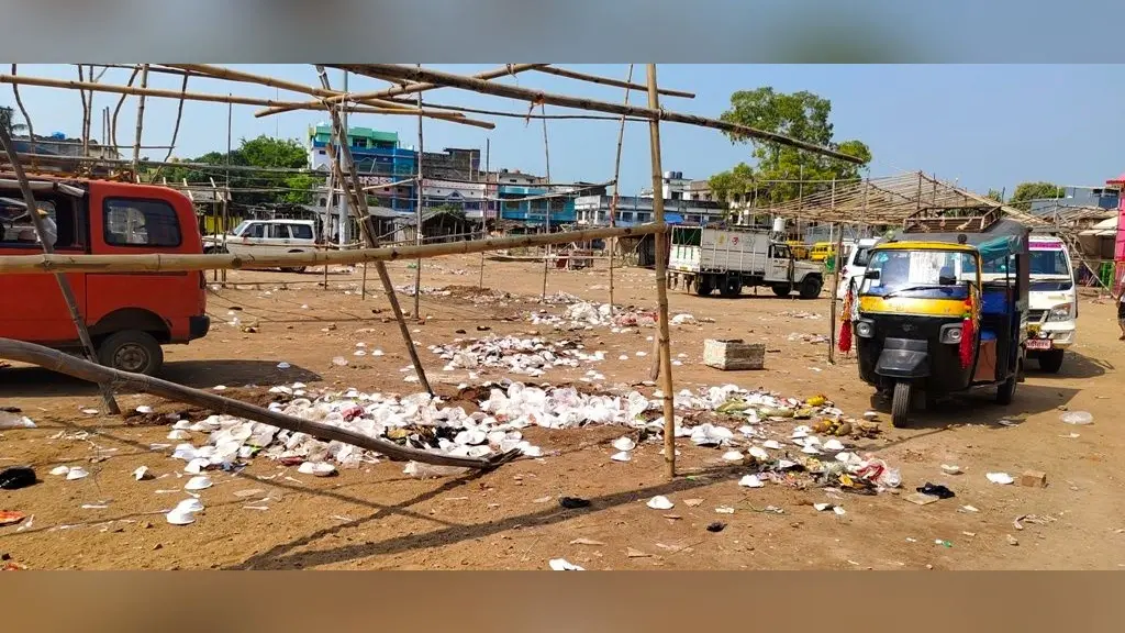 दुर्गा पूजा के बाद जगह-जगह फैली है गंदगी, नगर प्रशासन उदासीन