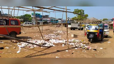 दुर्गा पूजा के बाद जगह-जगह फैली है गंदगी, नगर प्रशासन उदासीन