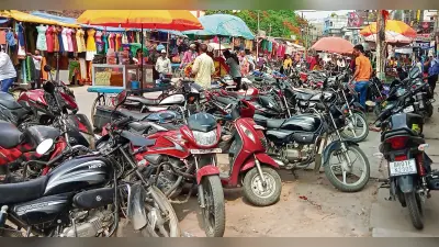 Chhapra News : शहर में पार्किंग जोन नदारद, सड़कों पर खड़े वाहनों से हो रही परेशानी