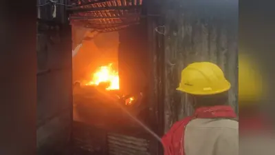 BOKARO NEWS: कबाड़ के गोदाम में लगी आग, डेढ़ लाख का नुकसान