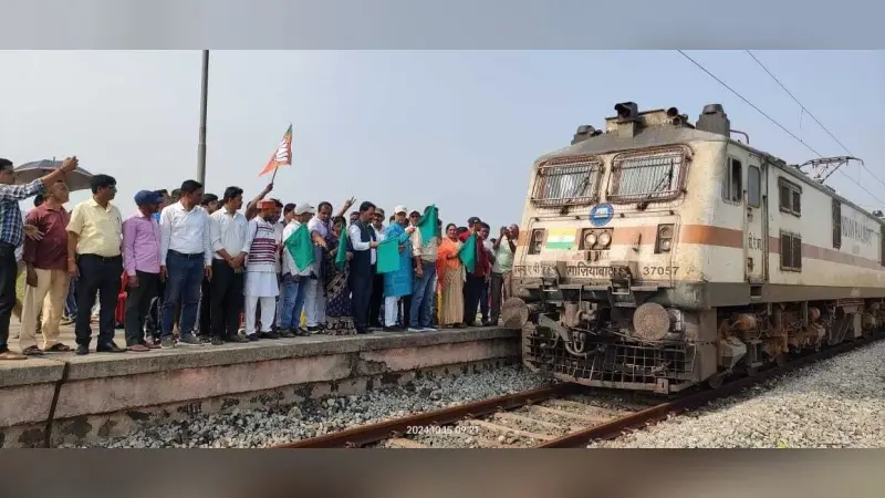 Giridih News : धनवार स्टेशन में दिल्ली-गोड्डा एक्सप्रेस ट्रेन का ठहराव शुरू, ग्रामीणों में खुशी