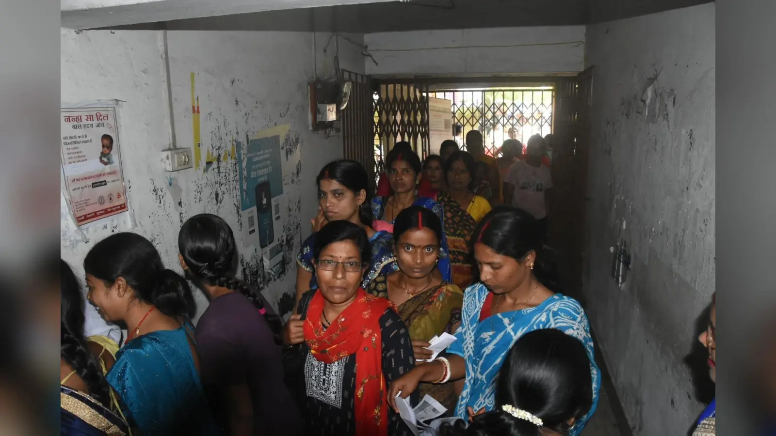 DHANBAD NEWS : कार्यालय का चक्कर लगा रहीं मंईयां सम्मान योजना की राशि से वंचित महिलाएं
