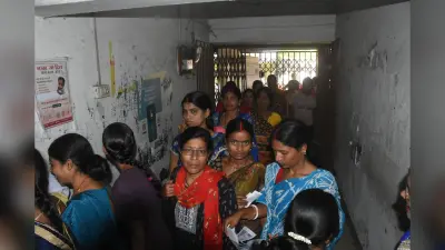 DHANBAD NEWS : कार्यालय का चक्कर लगा रहीं मंईयां सम्मान योजना की राशि से वंचित महिलाएं