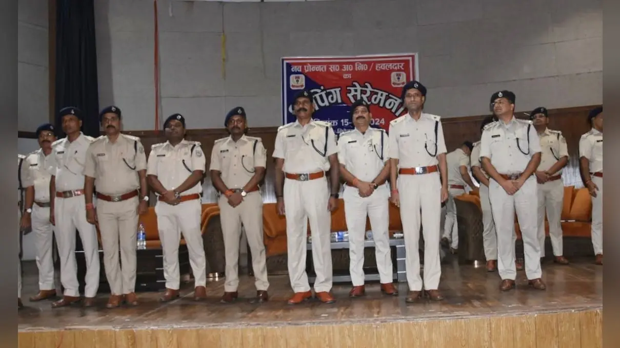 DHANBAD NEWS : पदोन्नत 254 पुलिस अधिकारियों के लिए हुई पिपिंग सेरेमनी