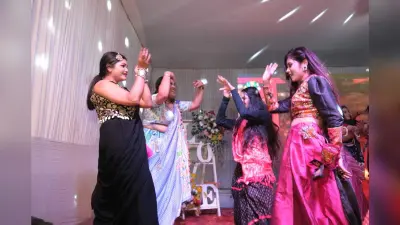 डांडिया के साथ गीत, नृत्य पर झूमते रहे लोग