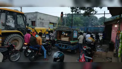 रेलवे फाटक के पास ओवरब्रिज नहीं होने से राहगीर परेशान