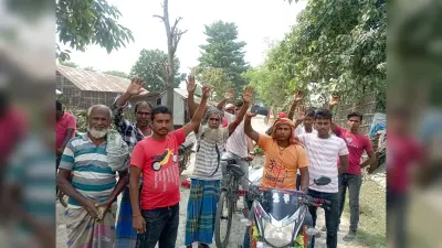 सड़क उखाड़ कर संवेदक फरार, ग्रामीणों में आक्रोश