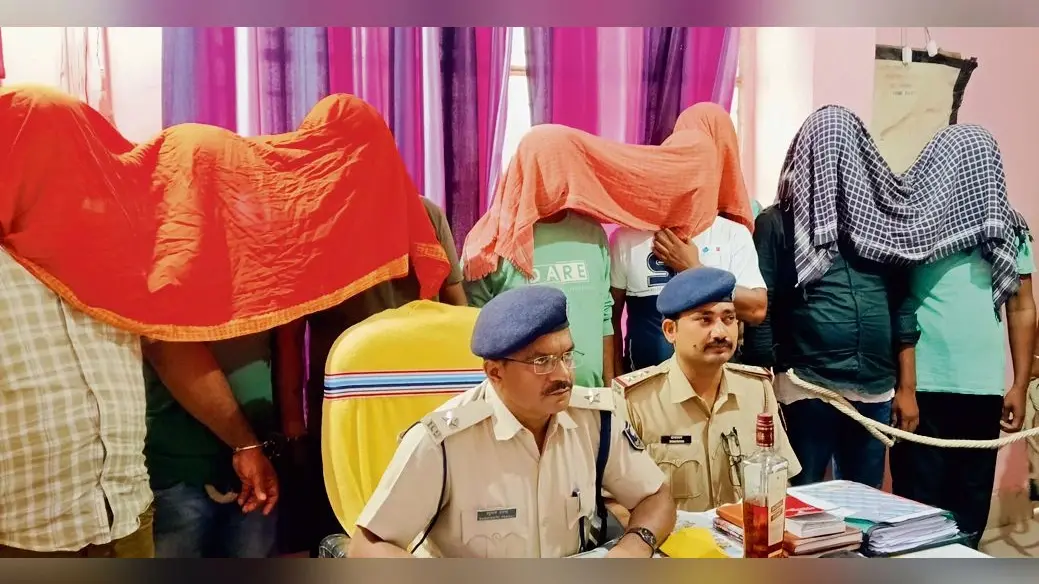 Gaya News : जुए के अड्डे पर हुई छापेमारी में नौ गिरफ्तार, 2.78 लाख रुपये जब्त