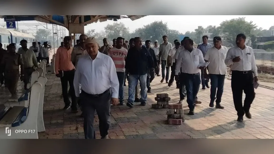 डीआरएम ने किया जीवाधारा स्टेशन के निर्माण कार्य का निरीक्षण
