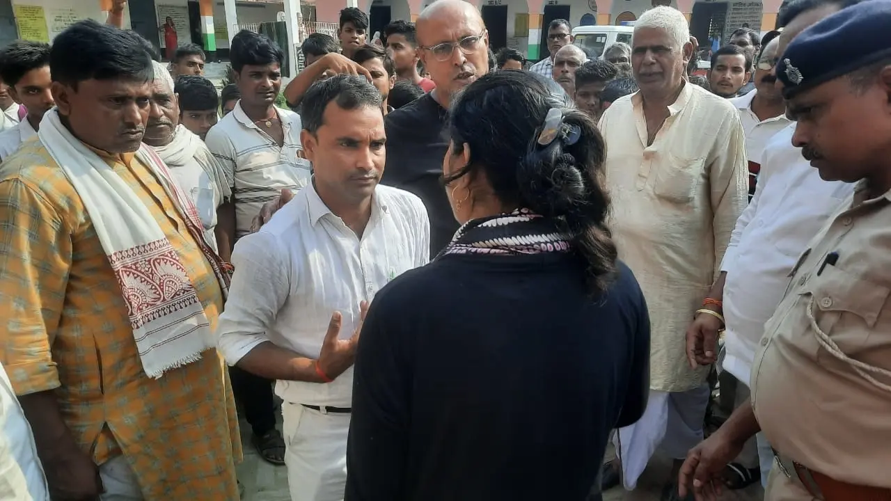 Samastipur News: इनायतपुर धमौन विद्यालय के शिक्षक ने शिक्षिका को जड़ा तमाचा