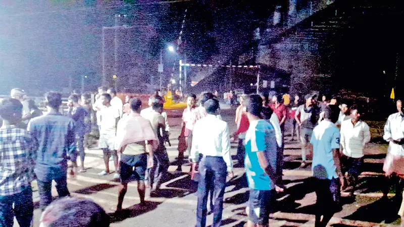 तपसी रेल फाटक को अचानक बंद करने पर स्थानीय लोगों ने जताया विरोध