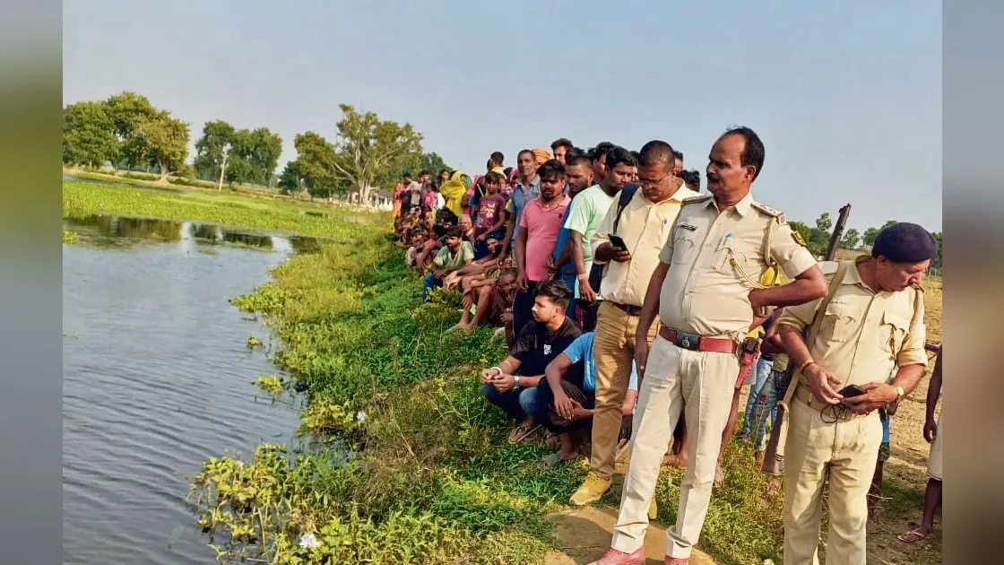Gopalganj News : अधेड़ की लाश मिलने पर सीमा को ले घंटों मशक्कत करती रही दो थानों की पुलिस