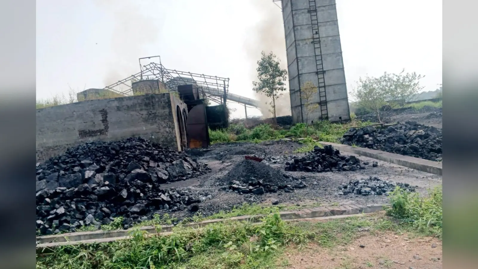BOKARO NEWS : फैक्ट्री में छापा, कई टन कोयला और दो ट्रक जब्त