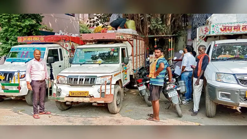 Gaya News : सेल्स टैक्स की छापेमारी में बिना कागजात सामान लदे 35 वाहन किये गये जब्त