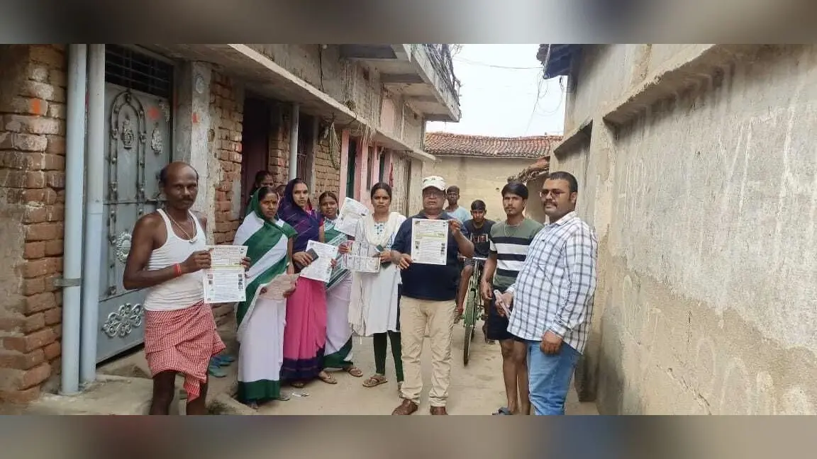 एमएफ सर्वे टीम ने ग्रामीणों को रक्त पट्ट संग्रह के लिए किया प्रेरित, फाइलेरिया से बचाव की दी जानकारी