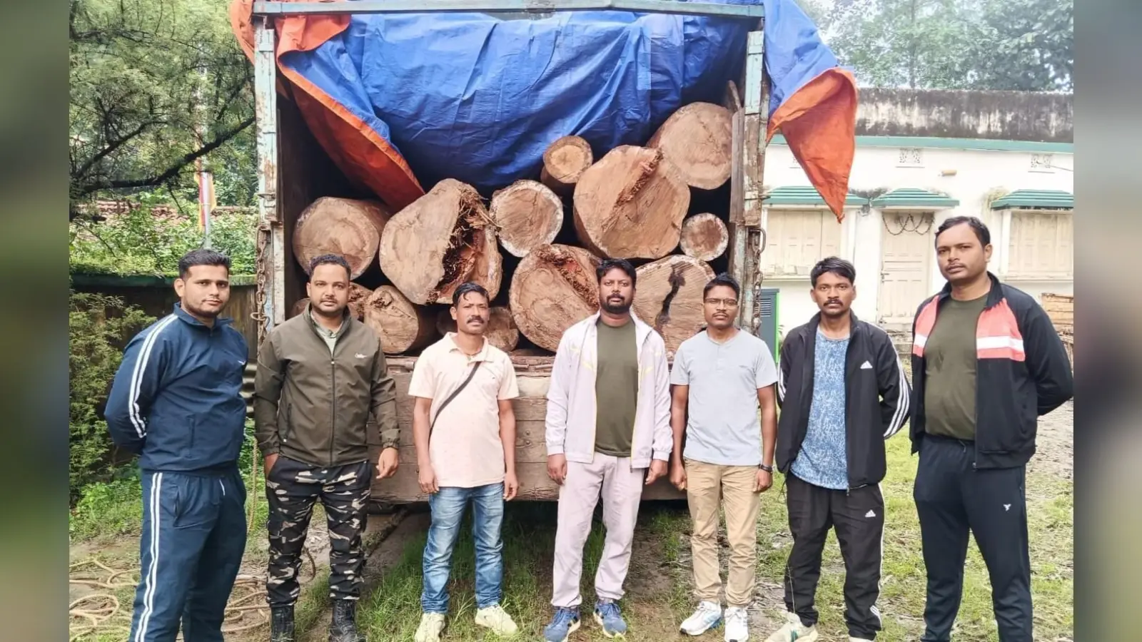वन विभाग ने 53 पीस साल के बोटे लदे ट्रक किया जब्त, चालक गिरफ्तार