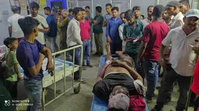 ट्रैक्टर की टक्कर से बाइक सवार युवक घायल