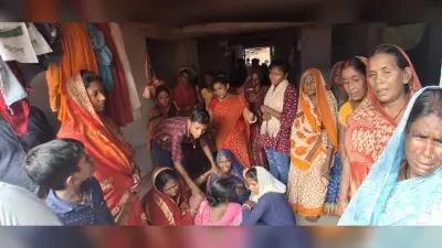 ट्रैक्टर चालक का शव गांव पहुंचते ही उमड़ी भीड़, परिजनों के चीख व पुकार से नम हुई आंखें