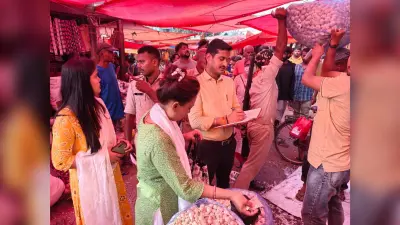 बाढ़ पीड़ितों ने डीएम को सौंपा ज्ञापन