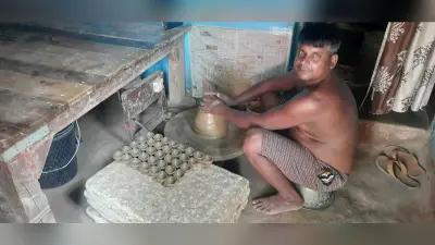 शहर से लेकर गांवों तक बढ़ी मिट्टी के दीये की मांग