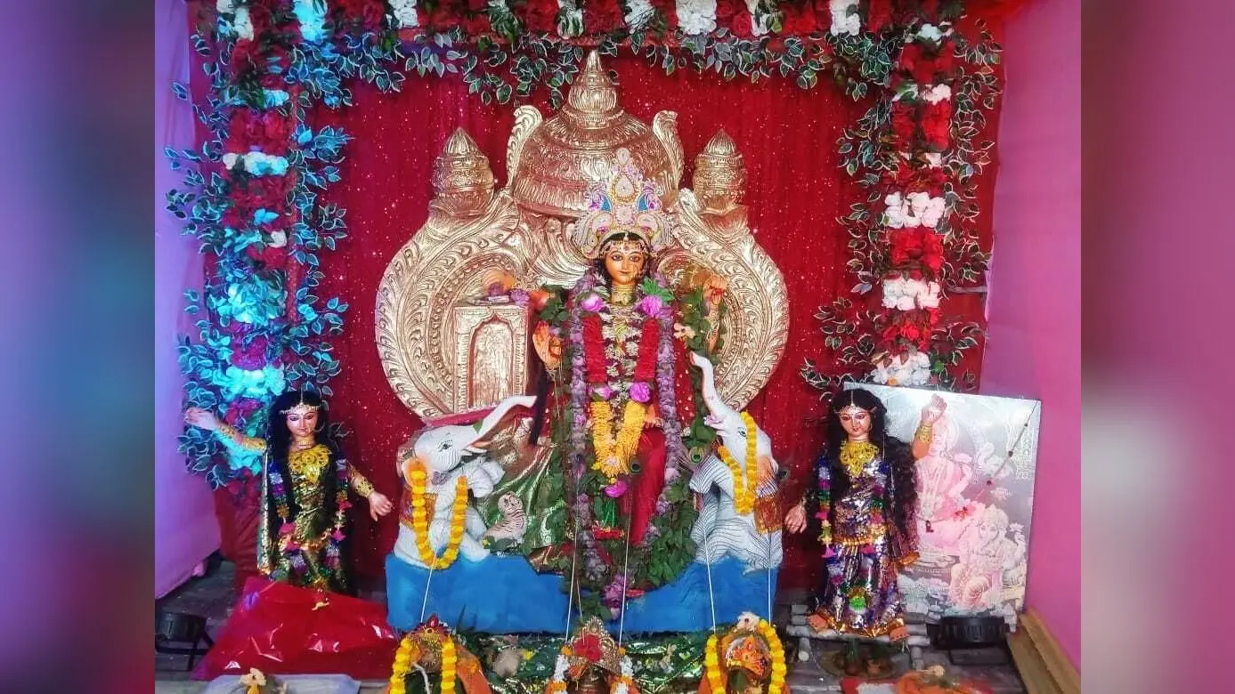 Rourkela News: स्मार्ट सिटी में धूमधाम से हो रही मां गजलक्ष्मी की पूजा, श्रद्धालुओं ने मांगी सुख-समृद्धि