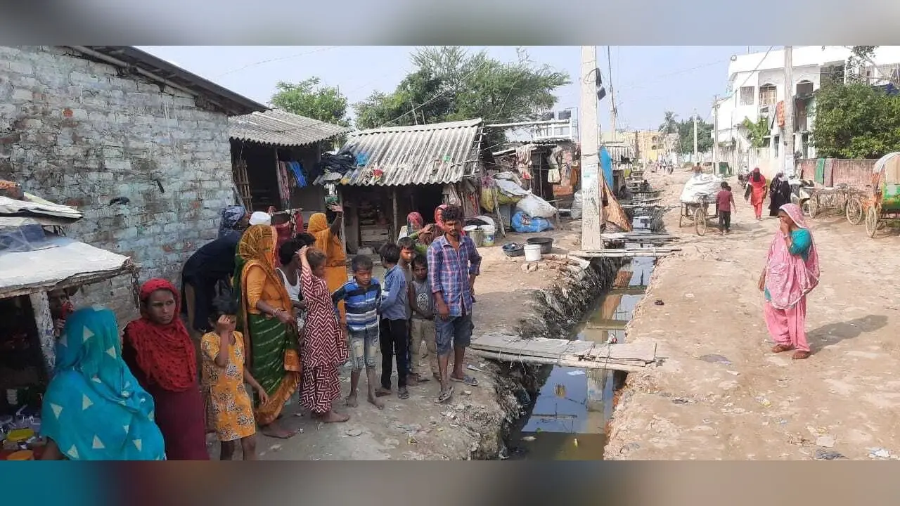 Crime News. नाला निर्माण के लिए खोदे गये गड्ढे में दो बच्चे गिरे, गंदा पानी पीने से एक की मौत