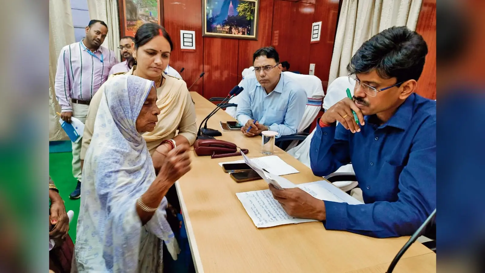 Gaya News : डीएम ने जनता दरबार में सुनी 200 लोगों की शिकायतें