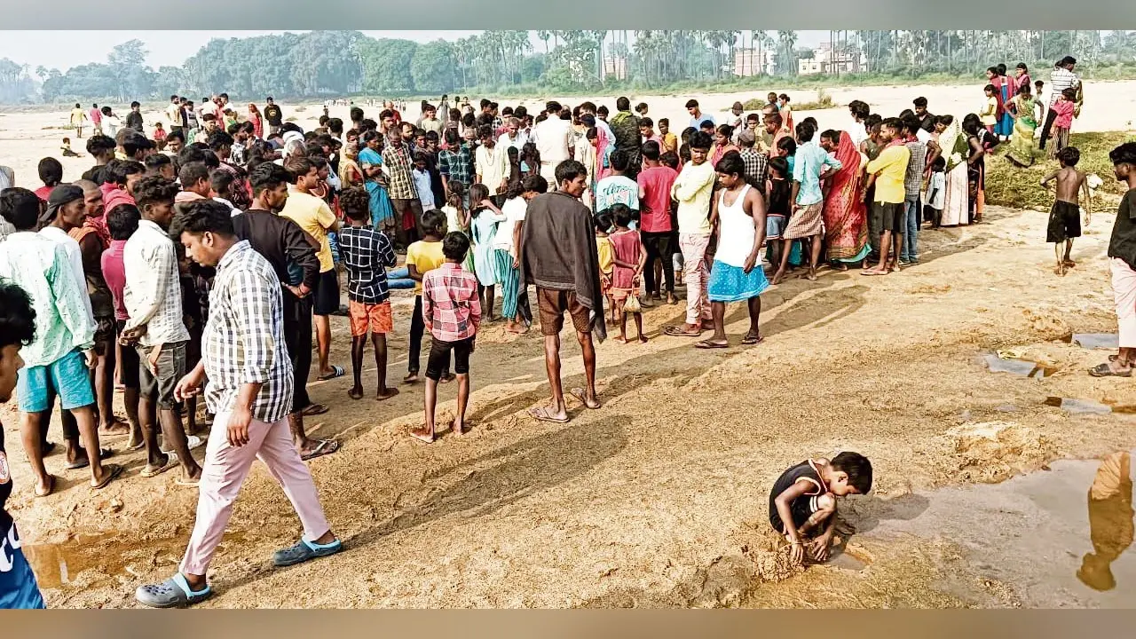 Gaya News : फल्गु नदी के पास गला काट कर युवक की हत्या