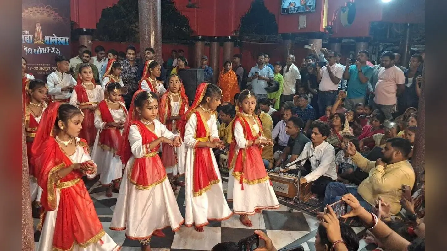 Samastipur News: कथक नृत्य प्रस्तुत करते हुए दर्शकों का मन मोहा