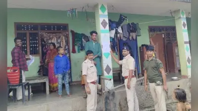 दो अलग-अलग मामलों में फरार 19 आरोपितों के घर पुलिस ने चिपकाया इश्तेहार