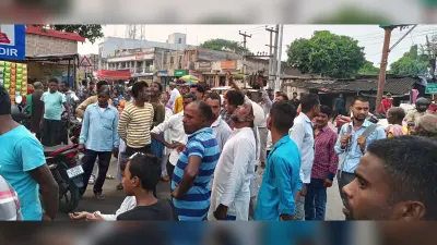 Dhanbad News: होर्डिंग लगाने के दौरान करंट से युवक झुलसा, हालत गंभीर