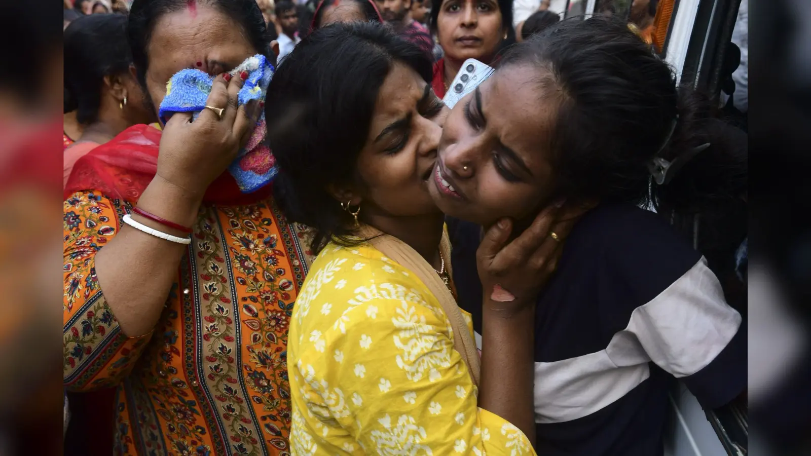 Patna News : दवा ले जा रही महिला को तेज रफ्तार स्कूली बस ने कुर्जी पुल के पास रौंदा