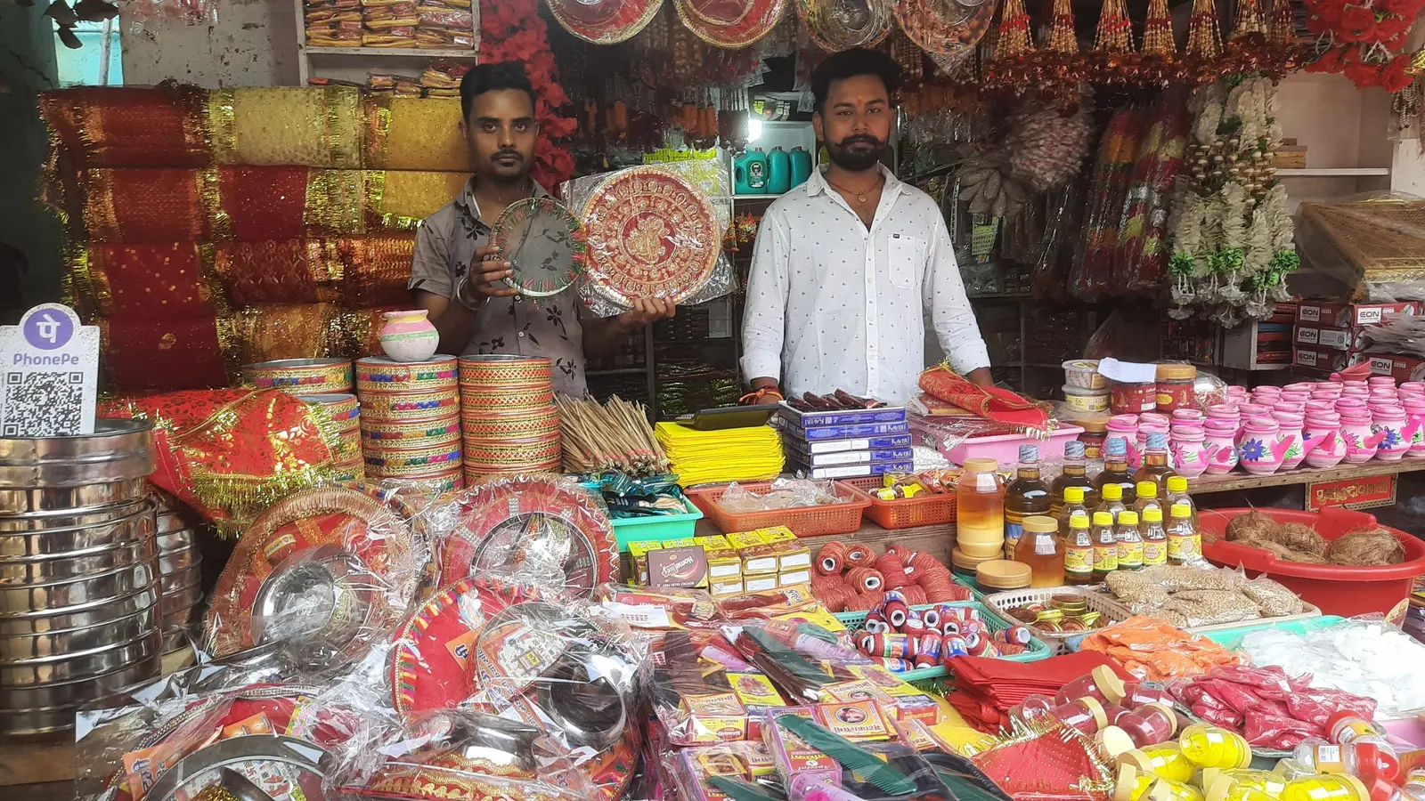 करवा चौथ आज, बाजारों में पूरे दिन चहल-पहल, महिलाओं ने जमकर की खरीदारी