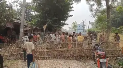 सड़क निर्माण कार्य पूर्ण नहीं होने से नाराज ग्रामीणों ने किया प्रदर्शन