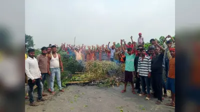 ग्रामीणों ने सड़क पर शव रखकर किया प्रदर्शन