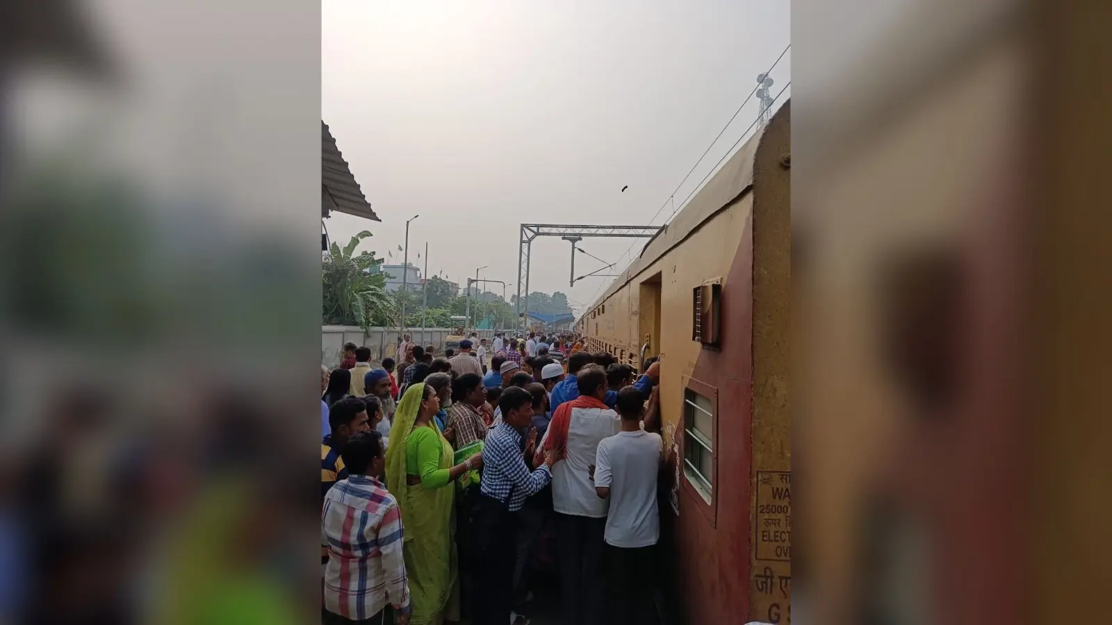 सिलीगुड़ी-कटिहार ट्रेन के लगातार कम की जा रही बोगी से यात्रियों को झेलनी पड़ रही परेशानी