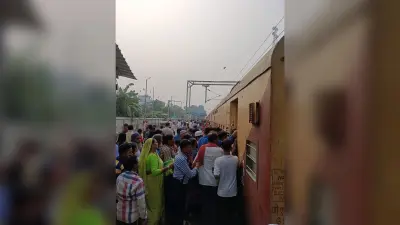 सिलीगुड़ी-कटिहार ट्रेन के लगातार कम की जा रही बोगी से यात्रियों को झेलनी पड़ रही परेशानी