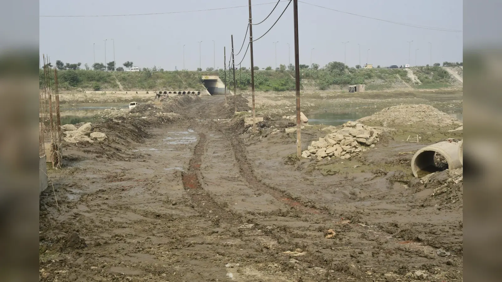 कहीं कीचड़ तो कहीं दलदल, बांस घाट तक पहुंच पथ का निर्माण चुनौती