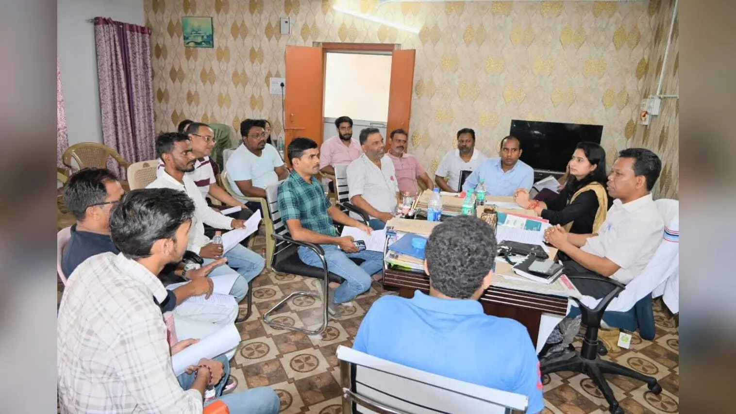 Giridih News:अपर समार्हता ने प्रिंटिंग प्रेस संचालक व केबल ऑपरेटरों के साथ की बैठक