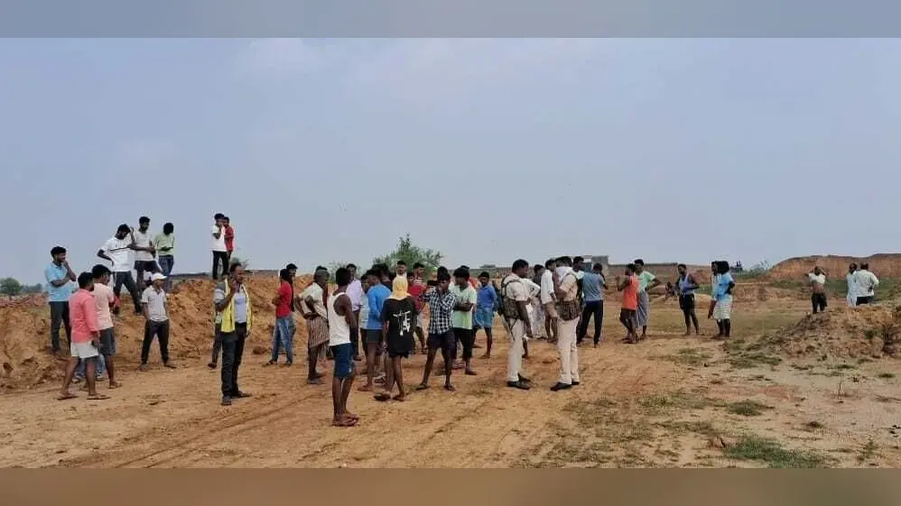 पुलिस ने गड्ढे में जमा पानी से निकलवाया शव