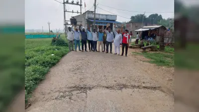 Giridih News: एक वर्ष में ही क्षतिग्रस्त होने लगी साढ़े चार करोड़ से बनी सड़क