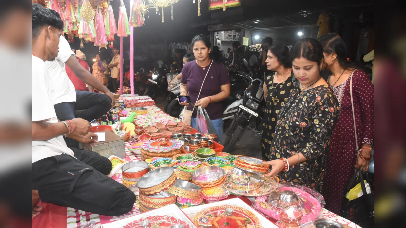 DHANBAD NEWS : पति की दीर्घायु के लिए निर्जला व्रत रखेंगी सुहागिनें, करवा चौथ आज