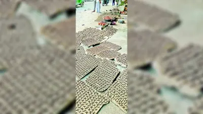 Gaya News : शहर में 120 परिवार दीये बनाने के काम जुटे