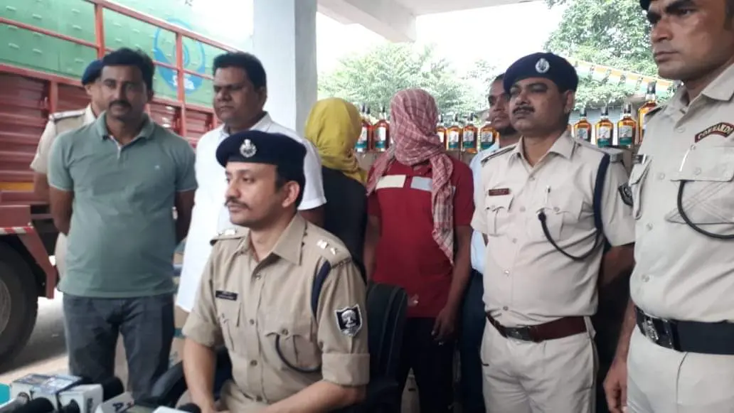 ट्रक कंटेनर से 80 लाख मूल्य के 767 कार्टून विदेशी शराब बरामद