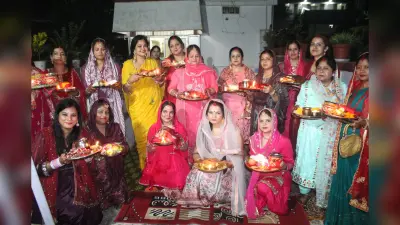 Giridih News: गिरिडीह में सुहागिनों ने उत्साह के साथ मनाया करवा चौथ
