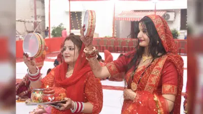 DHANBAD NEWS : सुहागिनों ने फेरे सुहाग थाल, मांगा सात जन्मों का साथ