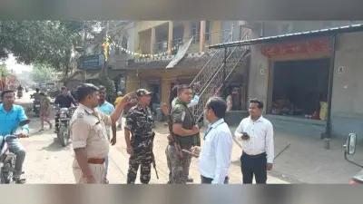 दुकान व घरों से हटाए गये राजनीतिक पार्टियों के पोस्टर