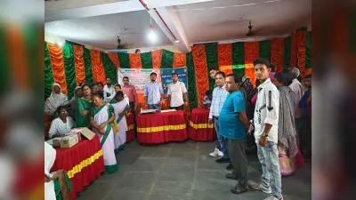 आरोग्य शिविर में स्वास्थ्य जांच कर दी गयी दवा