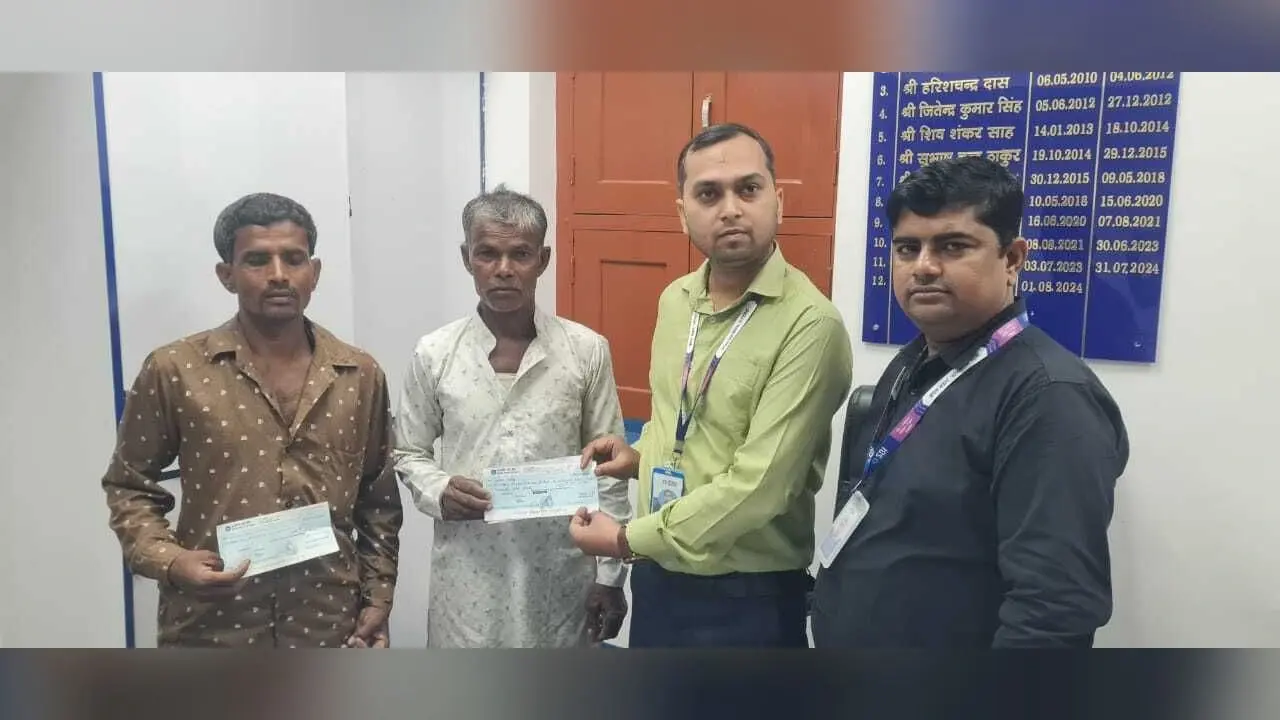 शाखा प्रबंधक ने दो लाभुकों को दिये दो-दो लाख के चेक
