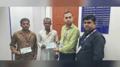 शाखा प्रबंधक ने दो लाभुकों को दिये दो-दो लाख के चेक
